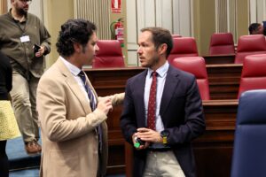 El portavoz adjunto del Grupo Parlamentario Agrupación Socialista Gomera, Jesús Ramos, junto al consejero de Transición Ecológica y Energía, Mariano Hernández Zapata.