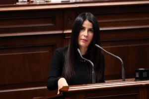 Melodie Mendoza, presidenta del Grupo Parlamentario Agrupación Socialista Gomera, interviene en la Cámara autonómica