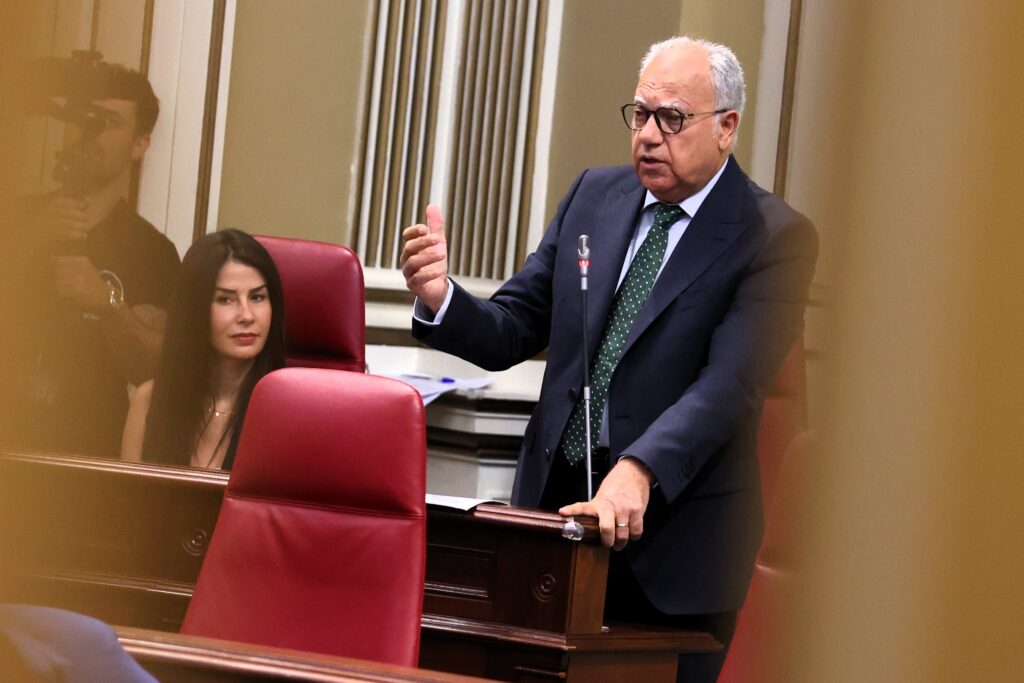 Casimiro Curbelo, portavoz del Grupo Parlamentario Agrupación Socialista Gomera (ASG), durante una sesión de control al Gobierno en la Cámara autonómica.