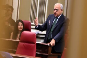 Casimiro Curbelo, portavoz del Grupo Parlamentario Agrupación Socialista Gomera (ASG), durante una sesión de control al Gobierno en la Cámara autonómica.
