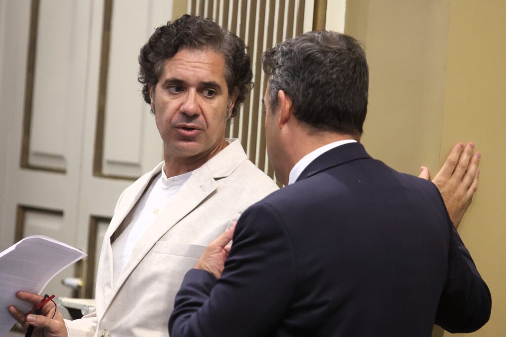 El portavoz adjunto del Grupo Parlamentario Agrupación Socialista, Jesús Ramos, dialoga con otro diputado en el Salón de Plenos de la Cámara autonómica.