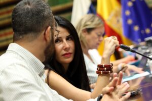 Melodie Mendoza, presidenta del Grupo Parlamentario Agrupación Socialista Gomera (ASG), durante una sesión parlamentaria