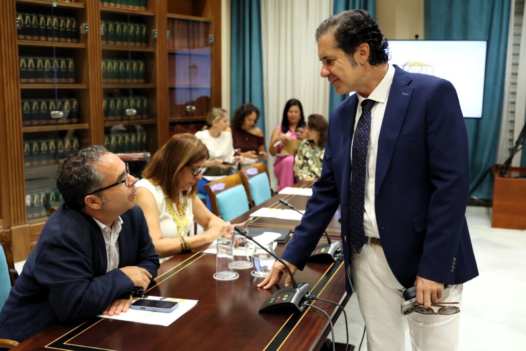 Jesús Ramos, portavoz adjunto del Grupo Parlamentario Agrupación Socialista Gomera (ASG), dialoga con Gustavo Santana, diputado del PSOE.