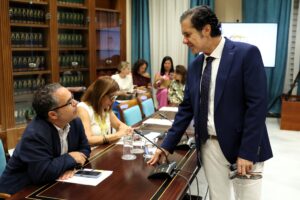 Jesús Ramos, portavoz adjunto del Grupo Parlamentario Agrupación Socialista Gomera (ASG), dialoga con Gustavo Santana, diputado del PSOE.