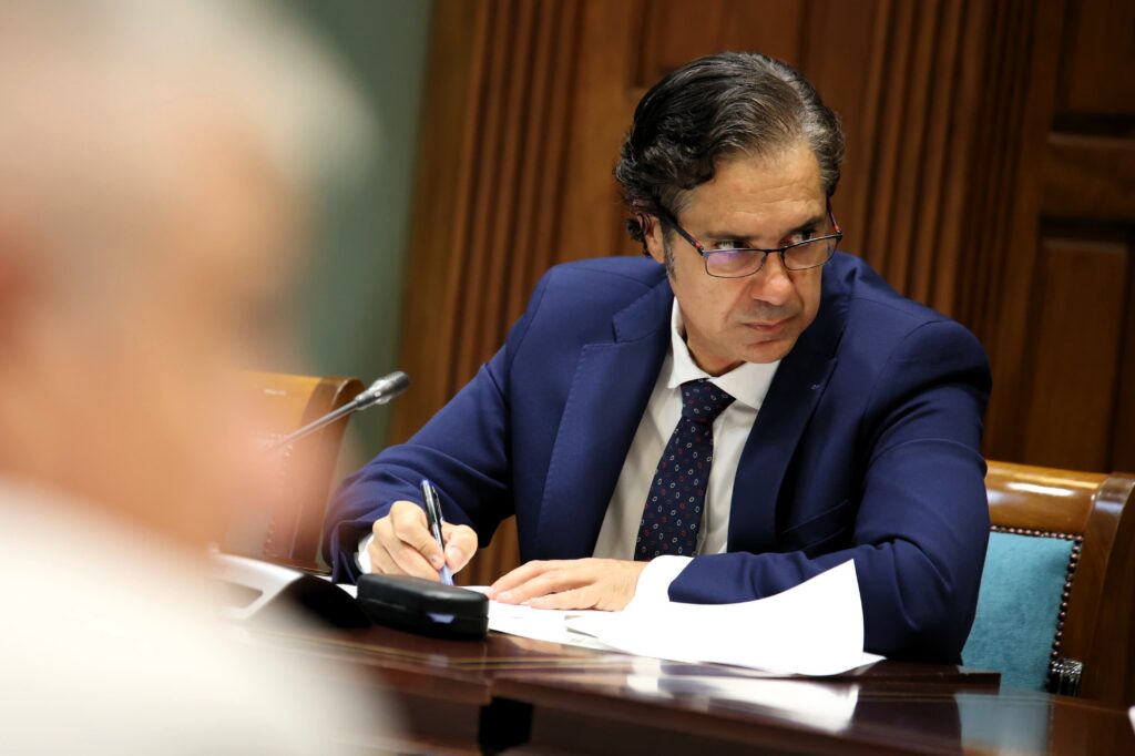 Jesús Ramos, portavoz adjunto del Grupo Parlamentario Agrupación Socialista Gomera (ASG), durante una intervención en la Cámara autonómica.