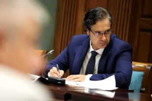 Jesús Ramos, portavoz adjunto del Grupo Parlamentario Agrupación Socialista Gomera (ASG), durante una intervención en la Cámara autonómica.