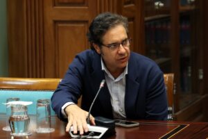 Jesús Ramos, portavoz adjunto del Grupo Parlamentario Agrupación Socialista Gomera (ASG), interviene en la Cámara autonómica.
