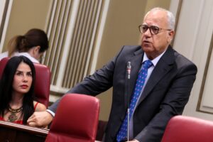 Casimiro Curbelo, portavoz del Grupo Parlamentario Agrupación Socialista Gomera (ASG), interviniendo en la sesión de control al Gobierno.