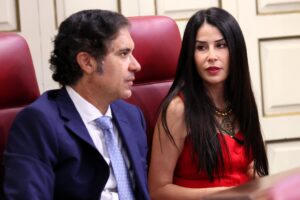 La presidenta y el portavoz adjunto del Grupo Parlamentario Agrupación Socialista Gomera (ASG), Melodie Mendoza y Jesús Ramos, en sus escaños de la Cámara autonómica.