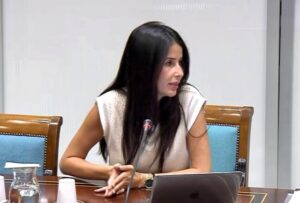 La presidenta del Grupo Parlamentario Agrupación Socialista Gomera, Melodie Mendoza, interviene en la Cámara autonómica