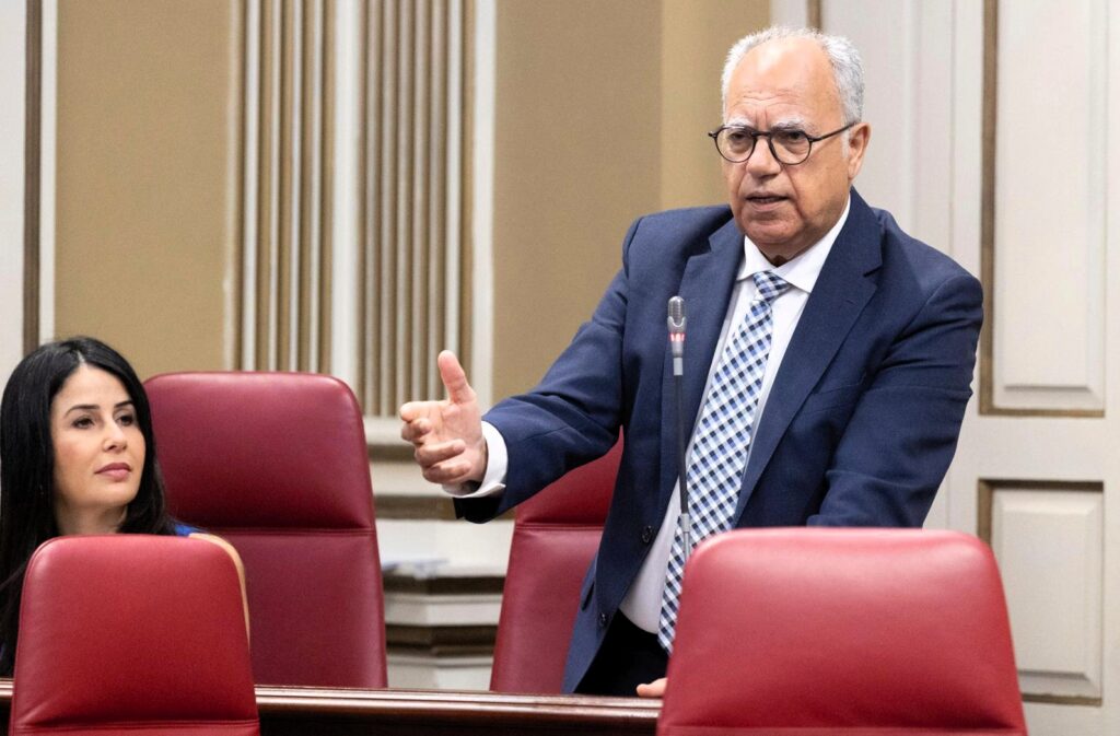 Casimiro Curbelo, portavoz del Grupo Parlamentario Agrupación Socialista Gomera, interviene desde su escaño en una sesión plenaria.