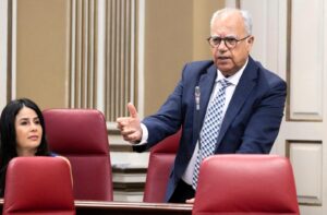 Casimiro Curbelo, portavoz del Grupo Parlamentario Agrupación Socialista Gomera, interviene desde su escaño en una sesión plenaria.