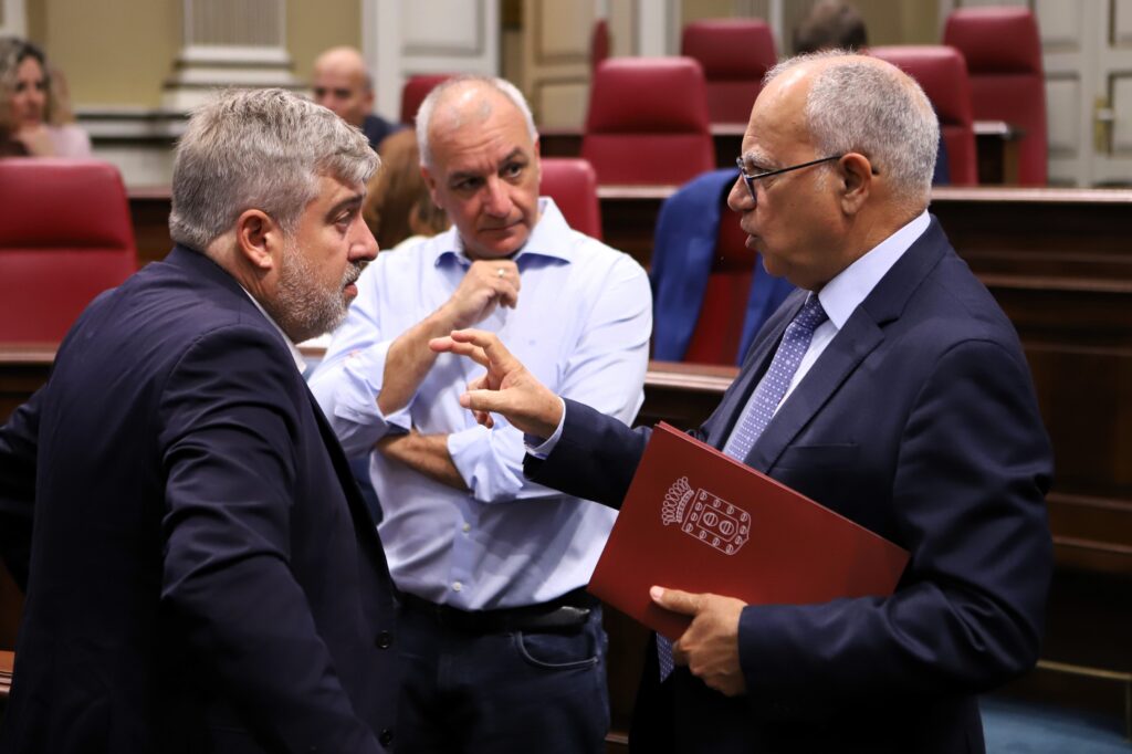 Casimiro Curbelo, portavoz del Grupo Parlamentario Agrupación Socialista Gomera (ASG), dialoga con representantes de otras formaciones políticas en la Cámara autonómica.