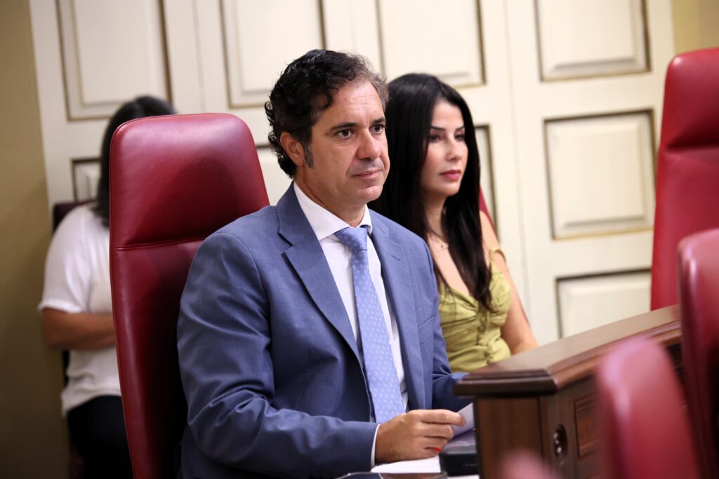 Jesús Ramos, portavoz adjunto del Grupo Parlamentario Agrupación Socialista Gomera (ASG), junto a la oresidenta del Grupo, Melodie Mendoza.