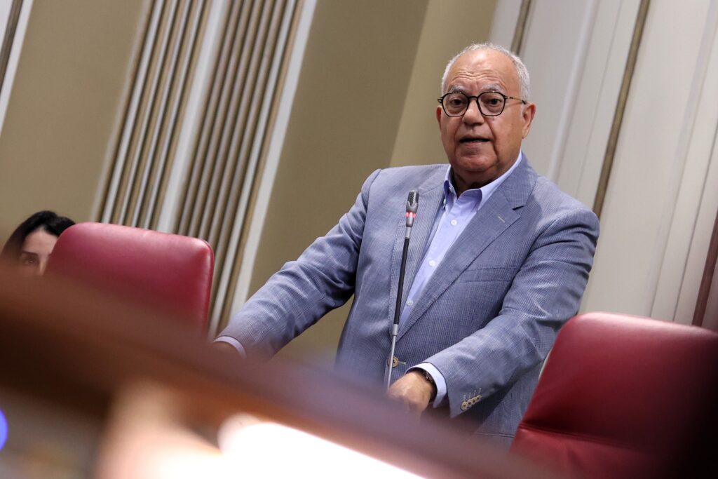 Casimiro Curbelo, portavoz del Grupo Parlamentario Agrupación Socialista Gomera (ASG), interviene desde su escaño en la Cámara autonómica.