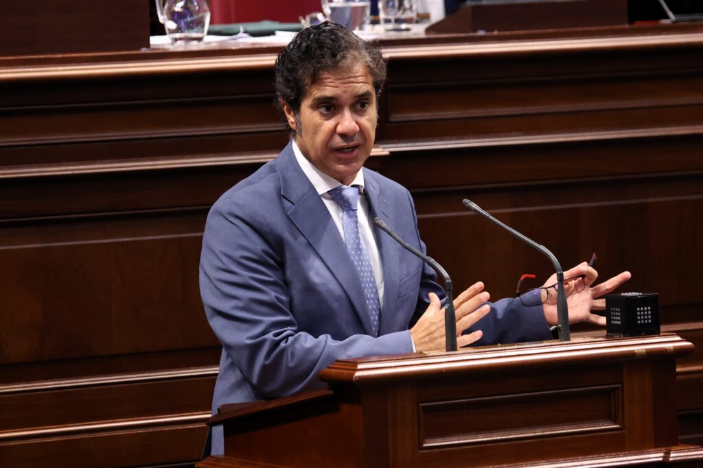 Jesús Ramos, portavoz adjunto del Grupo Parlamentario Agrupación Socialista Gomera (ASG), interviene en la Cámara autonómica.