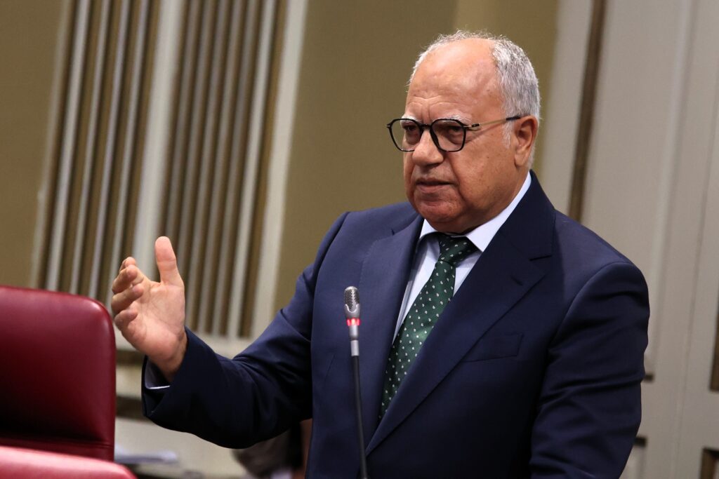 Casimiro Curbelo, portavoz del Grupo Parlamentario Agrupación Socialista Gomera, interviene en la sesión de control al Gobierno en la Cámara autonómica.
