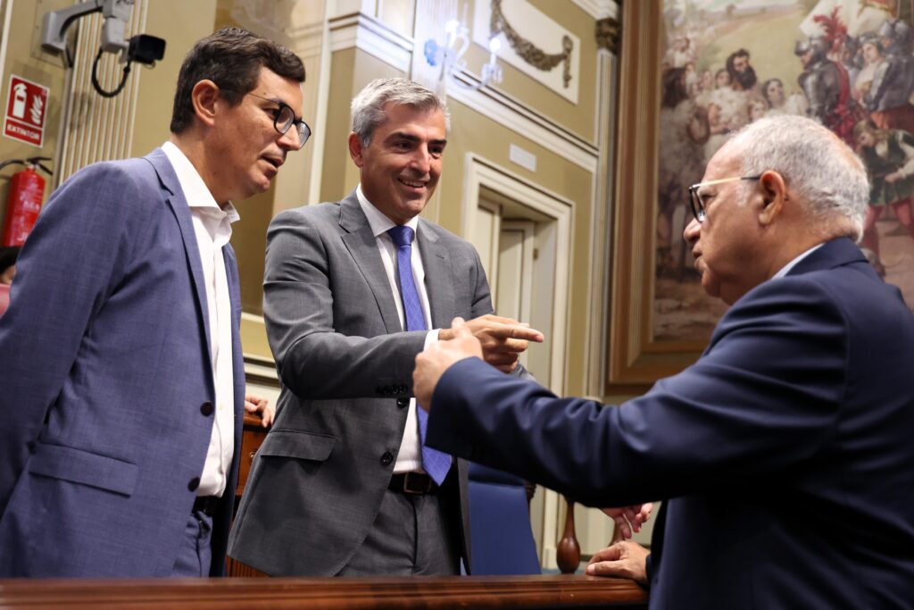 Casimiro Curbelo, portavoz del Grupo Parlamentario Agrupación Socialista Gomera (ASG), dialoga con el consejero de Obras Públicas, Vivienda y Movilidad y el vicepresidente y consejero de Economía, Industria, Comercio y Autónomos del Gobierno canario.