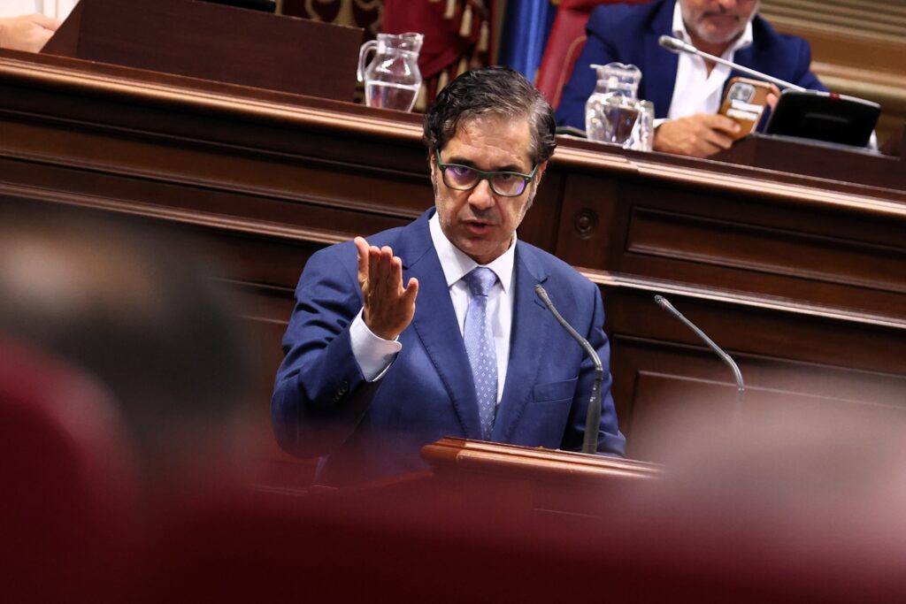 Jesús Ramos, portavoz adjunto del Grupo Parlamentario Agrupación Socialista Gomera, interviene en la Cámara autonómica.