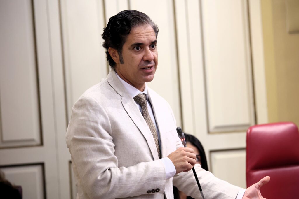 El portavoz adjunto del Grupo Parlamentario Agrupación Socialista Gomera (ASG), Jesús Ramos, interviene en la Cámara autonómica.