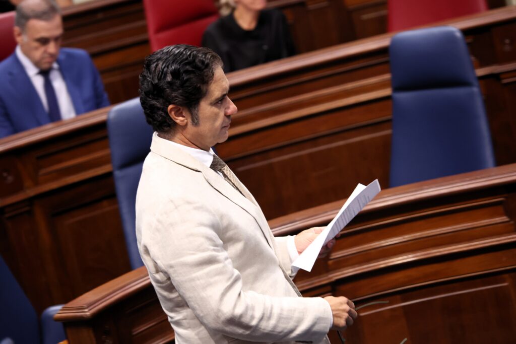 Jesús Ramos, portavoz adjunto del Grupo Parlamentario Agrupación Socialista Gomera, defendió que los pacientes de El Hierro, La Palma o La Gomera puedan realizar cada vez más pruebas en sus propias islas.