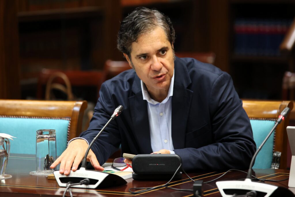 Jesús Ramos, portavoz adjunto del Grupo Parlamentario Agrupación Socialista Gomera, durante una intervención en comisión parlamentaria.