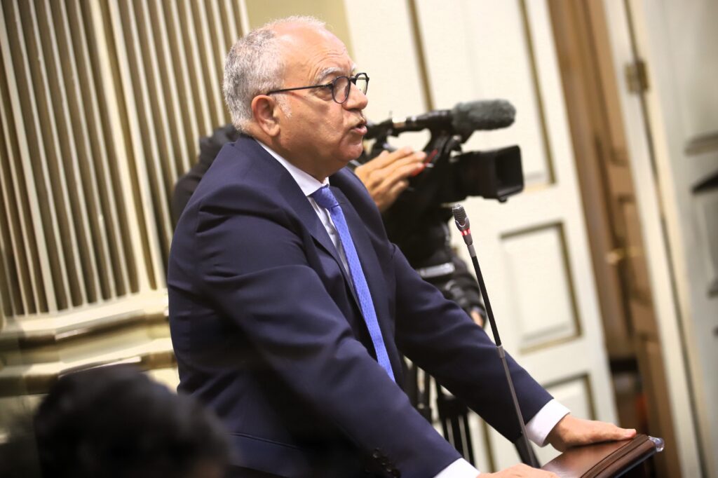 Casimiro Curbelo, portavoz del Grupo Parlamentario Agrupación Socialista Gomera (ASG), en una sesión plenaria de la Cámara autonómica.