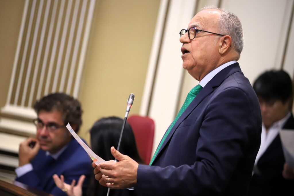 Casimiro Curbelo, portavoz del Grupo Parlamentario Agrupación Socialista Gomera (ASG), interviene en la Cámara autonómica.