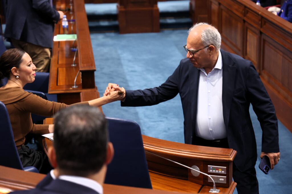 El portavoz del Grupo Parlamentario Agrupación Socialista Gomera (ASG), Casimiro Curbelo, junto a la consejera de Turismo y Empleo, Jéssica de León