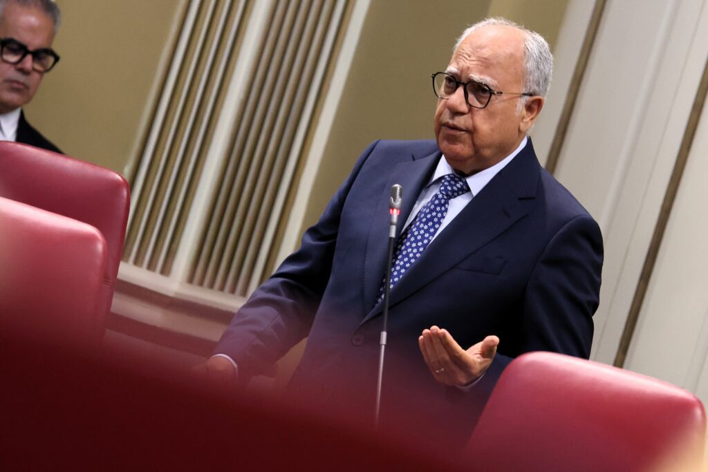 Casimiro Curbelo, portavoz del Grupo Parlamentario Agrupación Socialista Gomera (ASG), interviene en la sesión de control al Gobierno en la Cámara autonómica.