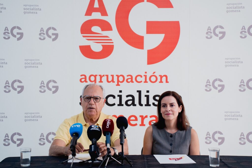 La candidata de Agrupación Socialista Gomera al Senado por La Gomera, Yaiza Castilla, junto al secretario general de ASG, Casimiro Curbelo, en la rueda de prensa desarrollada hoy.
