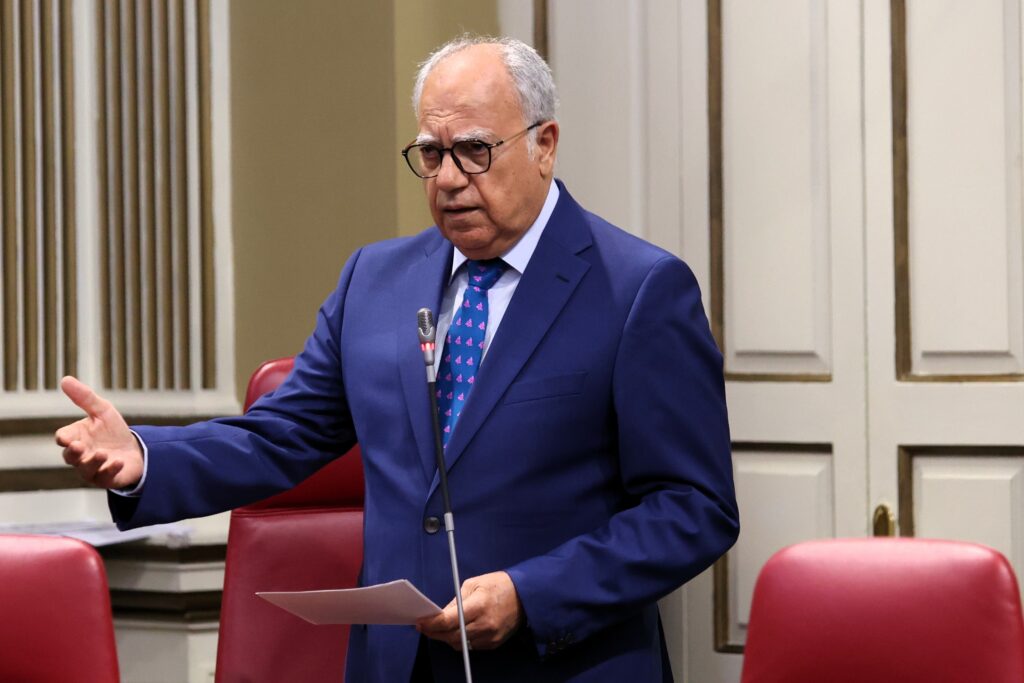 Casimiro Curbelo, portavoz del Grupo Parlamentario Agrupación Socialista Gomera (ASG), durante su intervención en la sesión de control al Gobierno en la Cámara autonómica.