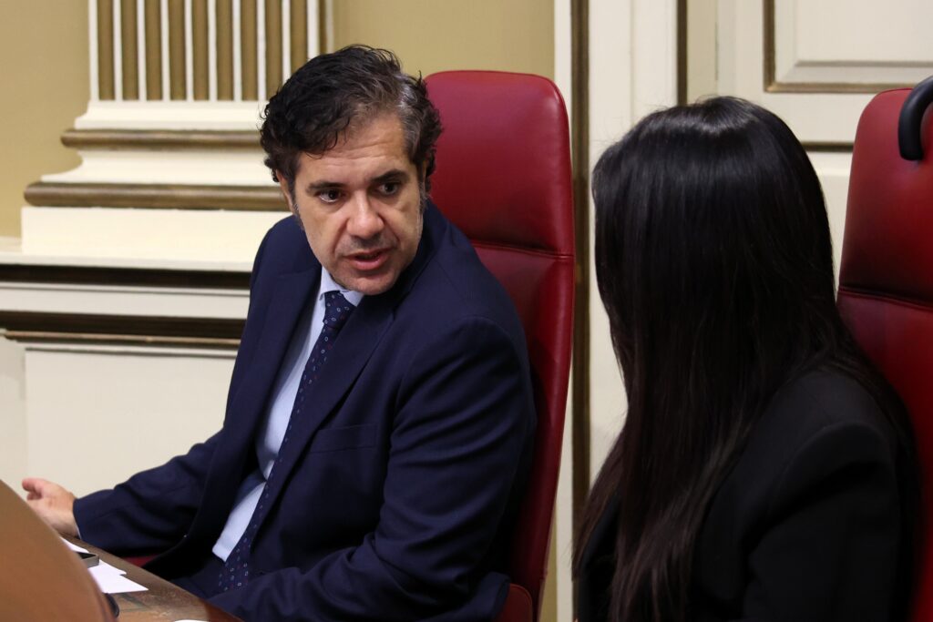 Jesús Ramos, portavoz adjunto del Grupo Parlamentario Agrupación Socialista Gomera (ASG), conversa con la presidenta de su Grupo, Melodie Mendoza.