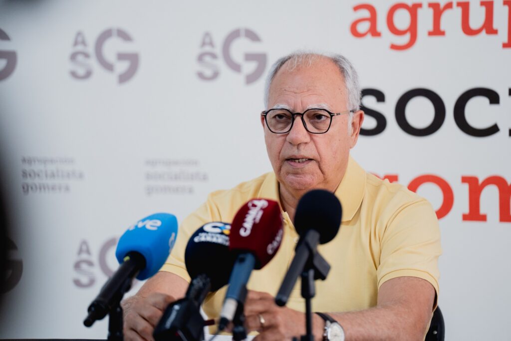 El secretario general de ASG, Casimiro Curbelo, en una rueda de prensa en la sede del partido.