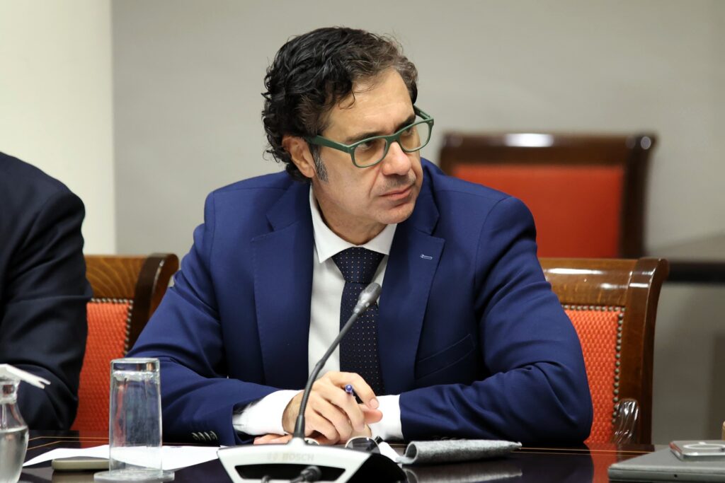 Jesús Ramos, portavoz adjunto del Grupo Parlamentario Agrupación Socialista Gomera (ASG), durante el desarrollo de la comisión.